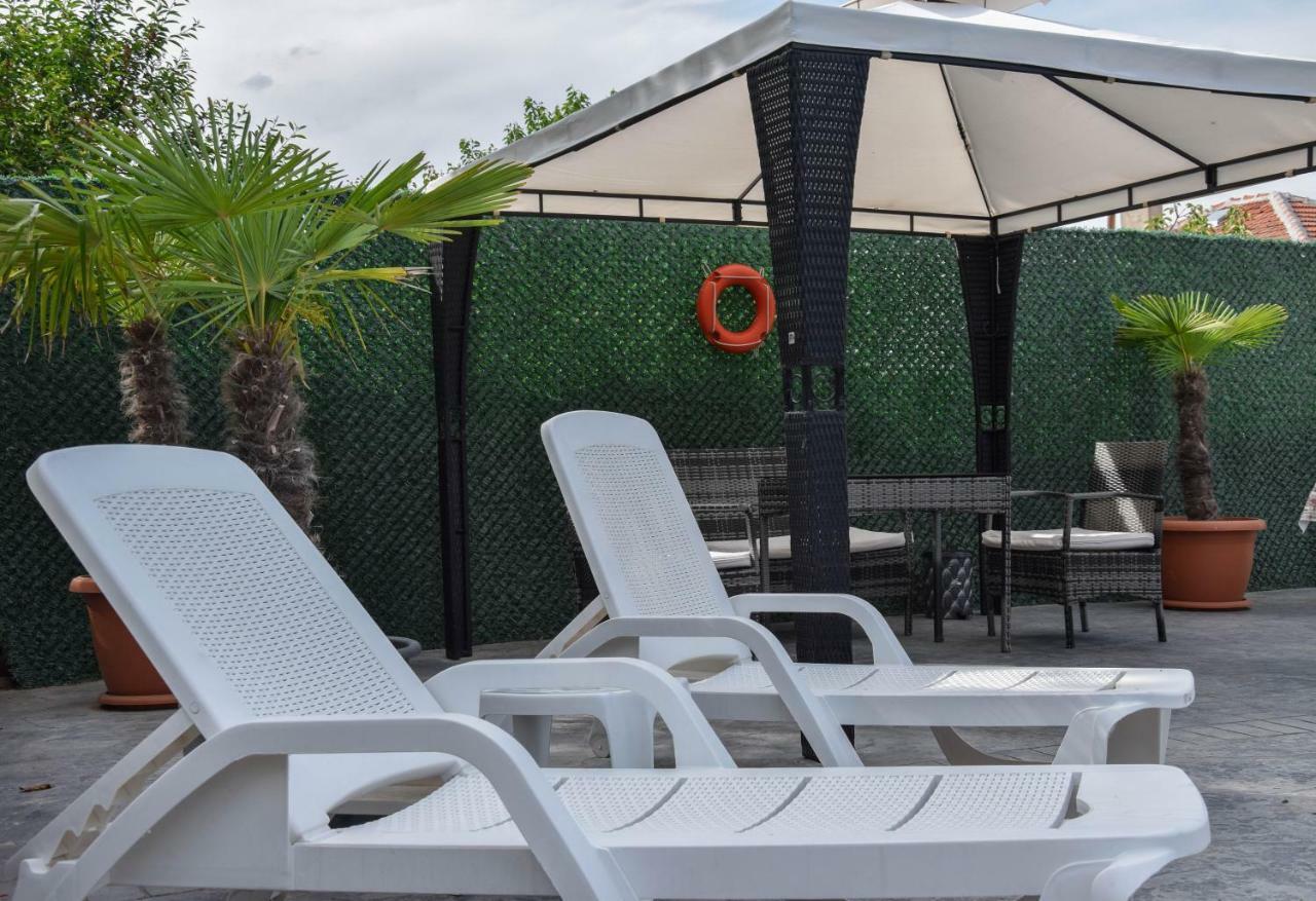 Guest House Raiski Kаt Mezek Zewnętrze zdjęcie